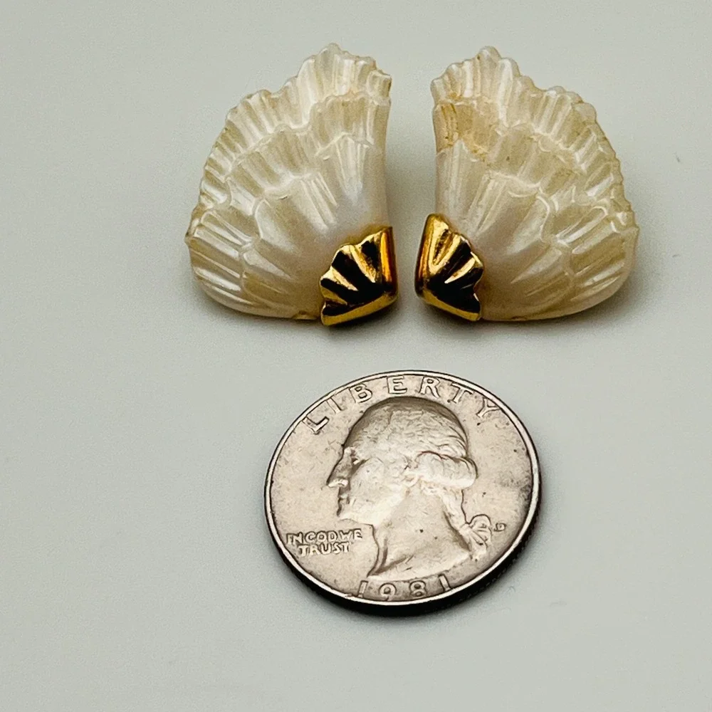Vintage‎ Avon Fan Wave Earrings Pierced Faux Mother of Pearl Gold Highlights
